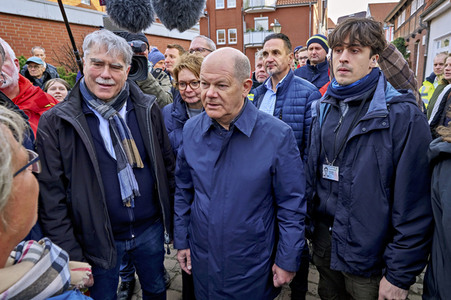 Olaf Scholz besucht das Hochwassergebiet in Verden