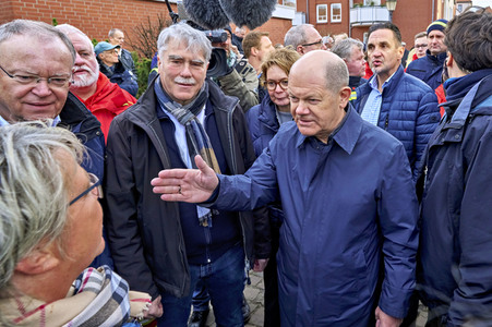 Olaf Scholz besucht das Hochwassergebiet in Verden