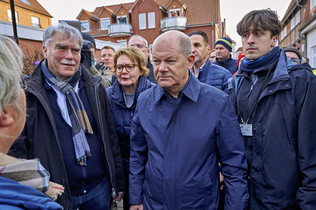 Olaf Scholz besucht das Hochwassergebiet in Verden
