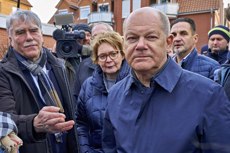 Olaf Scholz besucht das Hochwassergebiet in Verden