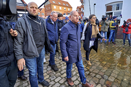 Olaf Scholz besucht das Hochwassergebiet in Verden