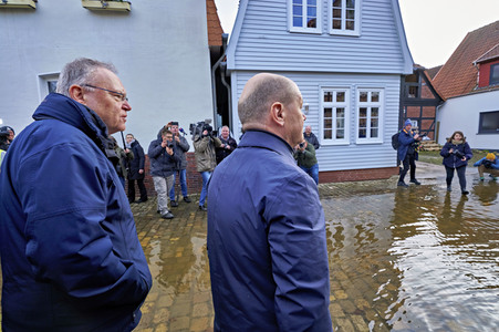 Olaf Scholz besucht das Hochwassergebiet in Verden
