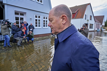 Olaf Scholz besucht das Hochwassergebiet in Verden