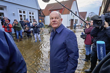 Olaf Scholz besucht das Hochwassergebiet in Verden