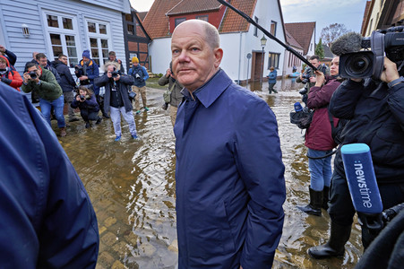 Olaf Scholz besucht das Hochwassergebiet in Verden