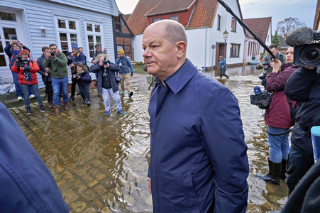 Olaf Scholz besucht das Hochwassergebiet in Verden