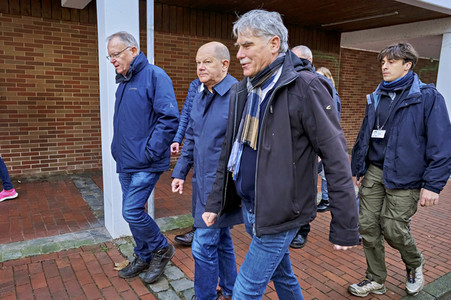 Olaf Scholz besucht das Hochwassergebiet in Verden