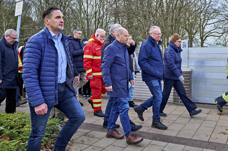 Olaf Scholz besucht das Hochwassergebiet in Verden