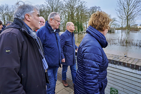 Olaf Scholz besucht das Hochwassergebiet in Verden