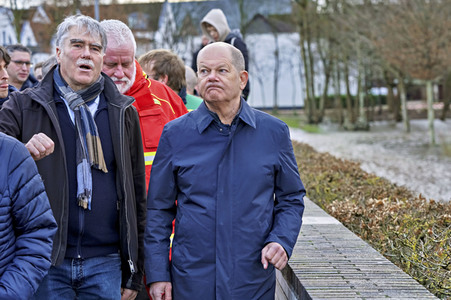 Olaf Scholz besucht das Hochwassergebiet in Verden