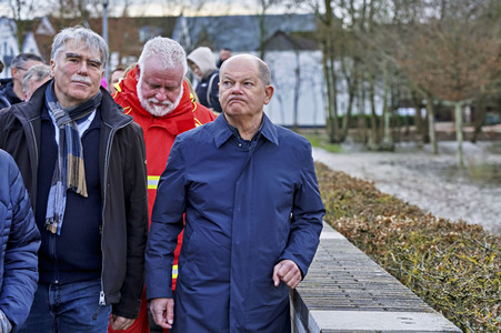 Olaf Scholz besucht das Hochwassergebiet in Verden