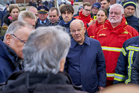 Olaf Scholz besucht das Hochwassergebiet in Verden