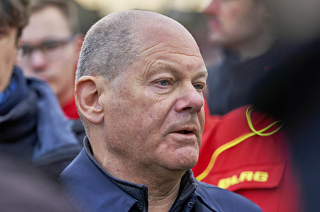 Olaf Scholz besucht das Hochwassergebiet in Verden