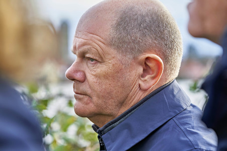 Olaf Scholz besucht das Hochwassergebiet in Verden