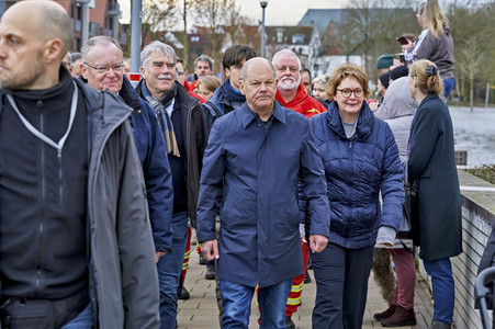 Olaf Scholz besucht das Hochwassergebiet in Verden