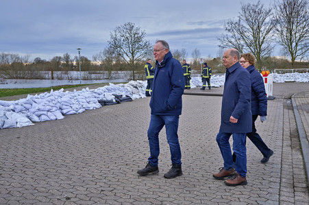 Olaf Scholz besucht das Hochwassergebiet in Verden