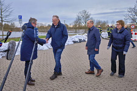 Olaf Scholz besucht das Hochwassergebiet in Verden