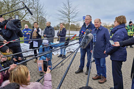 Olaf Scholz besucht das Hochwassergebiet in Verden