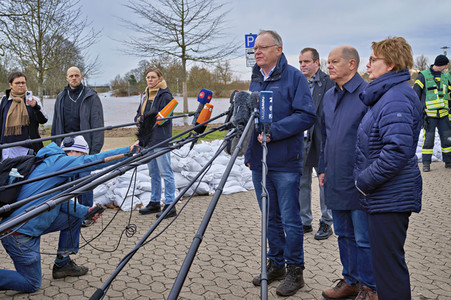 Olaf Scholz besucht das Hochwassergebiet in Verden