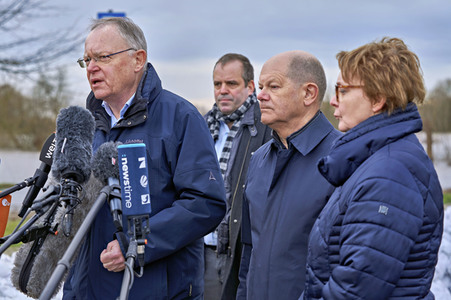 Olaf Scholz besucht das Hochwassergebiet in Verden