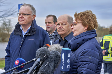 Olaf Scholz besucht das Hochwassergebiet in Verden