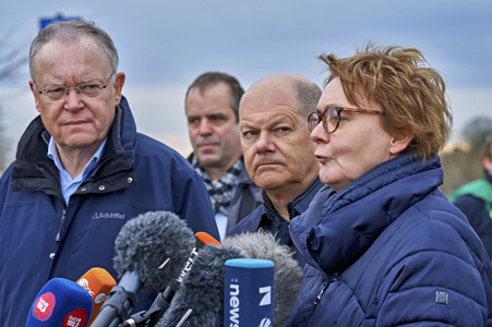Olaf Scholz besucht das Hochwassergebiet in Verden