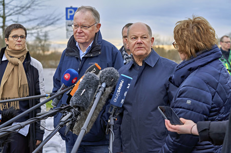 Olaf Scholz besucht das Hochwassergebiet in Verden