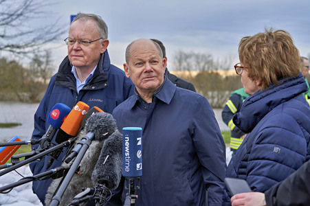 Olaf Scholz besucht das Hochwassergebiet in Verden