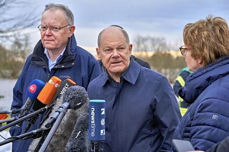 Olaf Scholz besucht das Hochwassergebiet in Verden