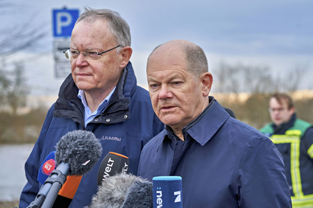 Olaf Scholz besucht das Hochwassergebiet in Verden