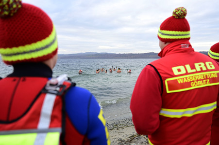 Neujahrsschwimmen am Berzdorfer See in Görlitz