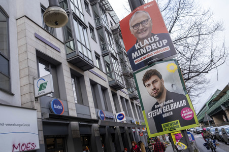 Wahlplakate zur teilweisen Wiederholungswahl in Berlin