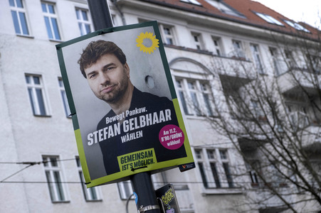 Wahlplakate zur teilweisen Wiederholungswahl in Berlin