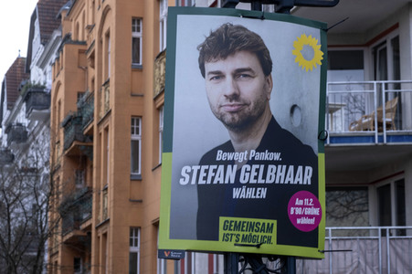 Wahlplakate zur teilweisen Wiederholungswahl in Berlin