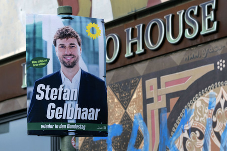 Wahlplakate zur teilweisen Wiederholungswahl in Berlin