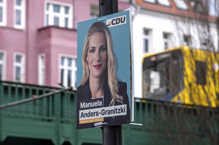 Wahlplakate zur teilweisen Wiederholungswahl in Berlin