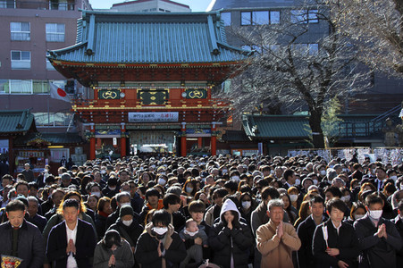 Neujahrsgebet am Kanda Myojin-Schrein in Tokio