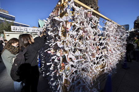 Neujahrsgebet am Kanda Myojin-Schrein in Tokio