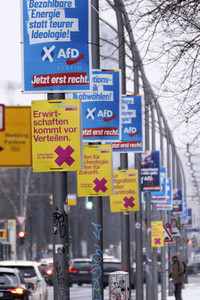 Wahlplakate zur teilweisen Wiederholungswahl in Berlin