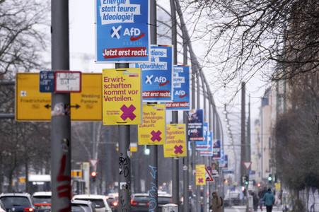 Wahlplakate zur teilweisen Wiederholungswahl in Berlin