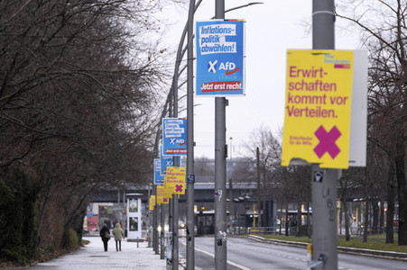 Wahlplakate zur teilweisen Wiederholungswahl in Berlin