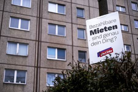 Wahlplakate zur teilweisen Wiederholungswahl in Berlin