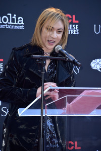 Enthüllung von Yoshikis Hand- und  Fußabdrücken in Beton in Los Angeles