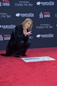 Enthüllung von Yoshikis Hand- und  Fußabdrücken in Beton in Los Angeles