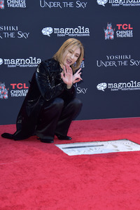 Enthüllung von Yoshikis Hand- und  Fußabdrücken in Beton in Los Angeles
