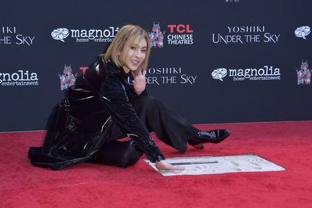 Enthüllung von Yoshikis Hand- und  Fußabdrücken in Beton in Los Angeles