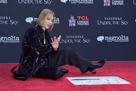 Enthüllung von Yoshikis Hand- und  Fußabdrücken in Beton in Los Angeles