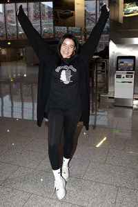 Leyla Lahouar vor dem Abflug ins Dschungel-Camp 2024 in Frankfurt