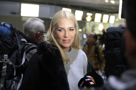 Sarah Kern vor dem Abflug ins Dschungel-Camp 2024 in Frankfurt