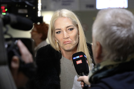 Sarah Kern vor dem Abflug ins Dschungel-Camp 2024 in Frankfurt
